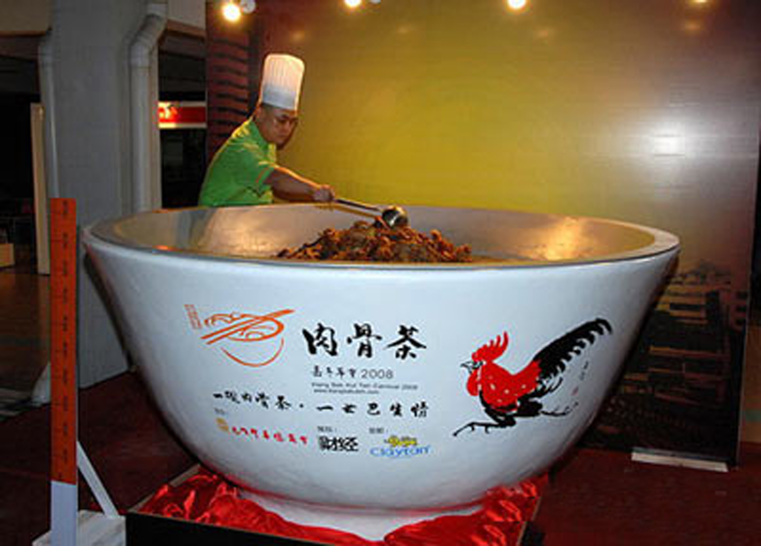 肉骨茶廚師在世界最大碗肉骨茶前工作