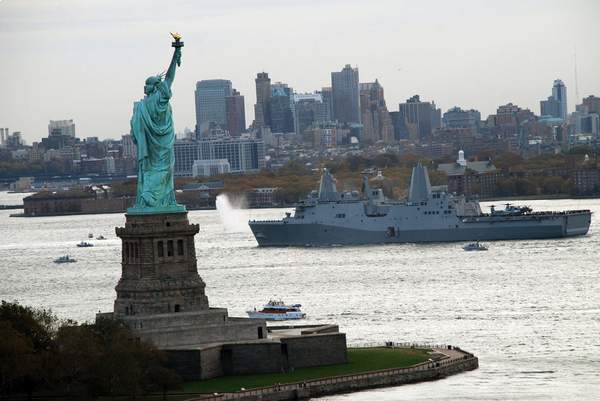 紐約號軍艦駛過自由女神像