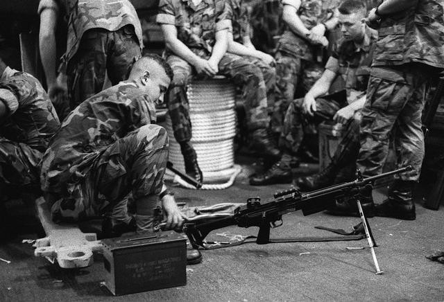 使用舊式M249型的美國海軍陸戰隊1991年