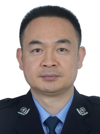 楊楠(湖南省洪江市公安局黨委副書記、常務副局長、安江派出所所長、一級警長) 楊楠(湖南省洪江市公安局黨委副書記、常務副局長、安江派出所所長、一級警長)