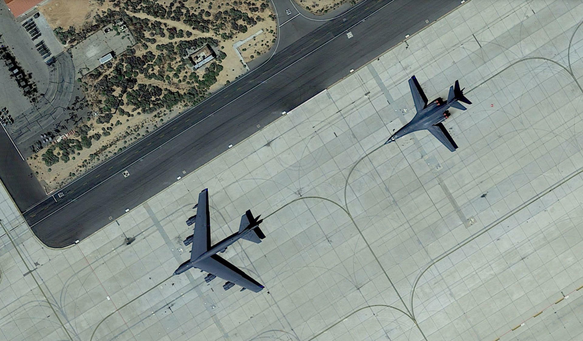 停機坪上的B-52和B-1轟炸機