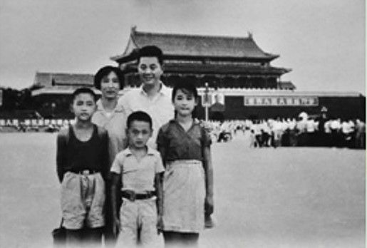 李鵬夫婦與兒女們在天安門廣場