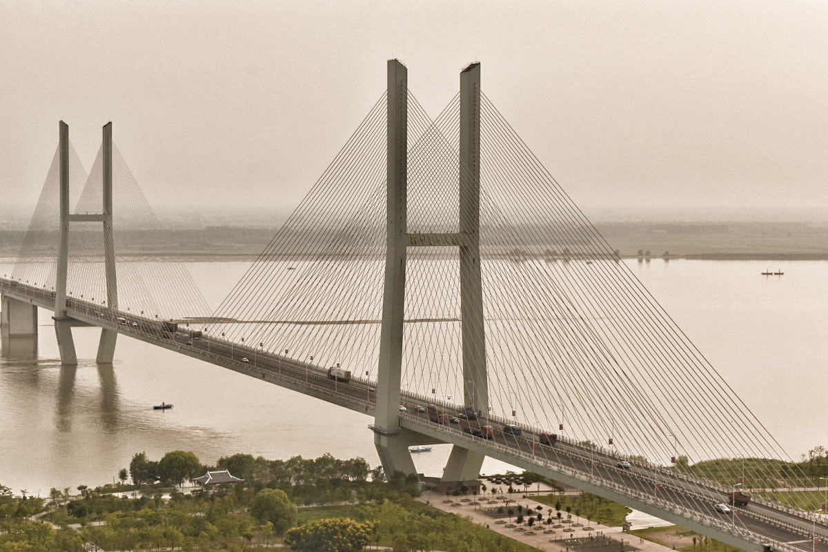 荊州長江大橋位於中國湖北省荊州市南部