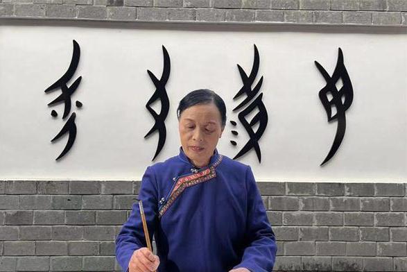 胡美月 胡美月