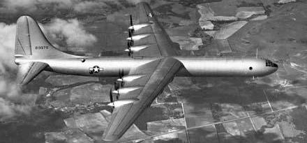 首次試飛時的 B-36，未裝噴氣發動機