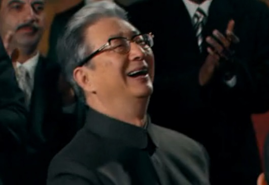 陳鐸飾演的喬冠華在聯大的標誌性笑容