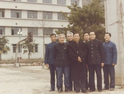 1985年3月林業部部長楊鐘（第一排左二）部長視察亞林所