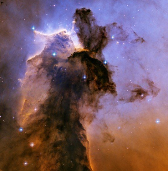 天鷹星雲中的恆星集群壯觀的氣體和塵埃塔