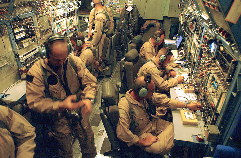 正在進行廣播任務的EC-130J機組人員