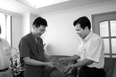 海南省政法委書記鐘文給林江（左）頒發證書