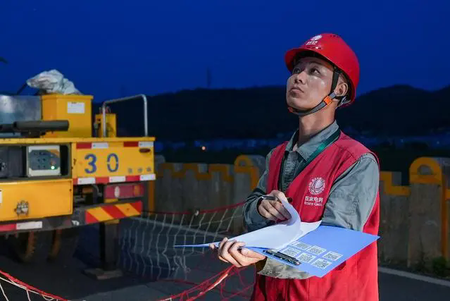 賀彪(國網湖南省電力有限公司長沙供電分公司不停電管控中心配網帶電作業班工作負責人) 賀彪(國網湖南省電力有限公司長沙供電分公司不停電管控中心配網帶電作業班工作負責人)