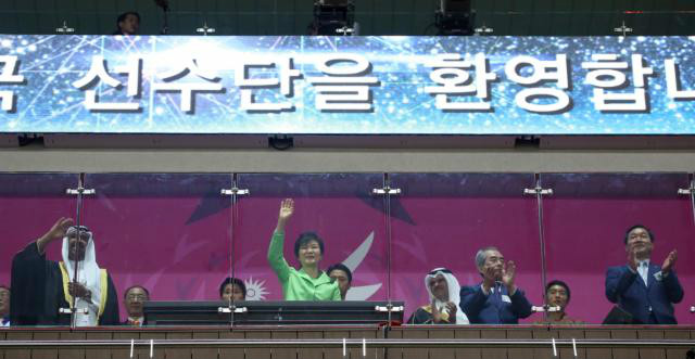 韓國總統朴槿惠揮手致意