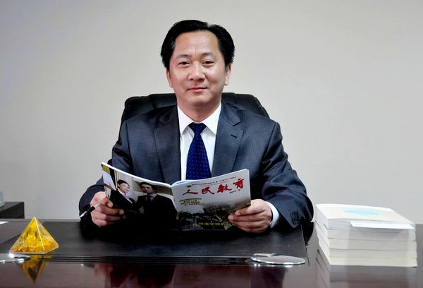 邢文明(濟鋼高級中學校長、黨委副書記) 邢文明(濟鋼高級中學校長、黨委副書記)