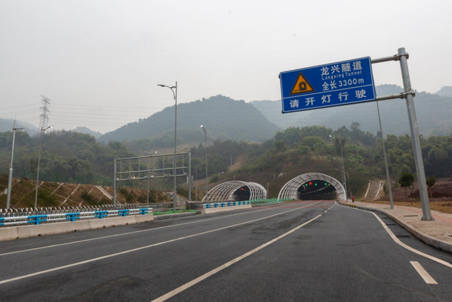 龍興隧道(中國重慶市境內過山通道) 龍興隧道(中國重慶市境內過山通道)