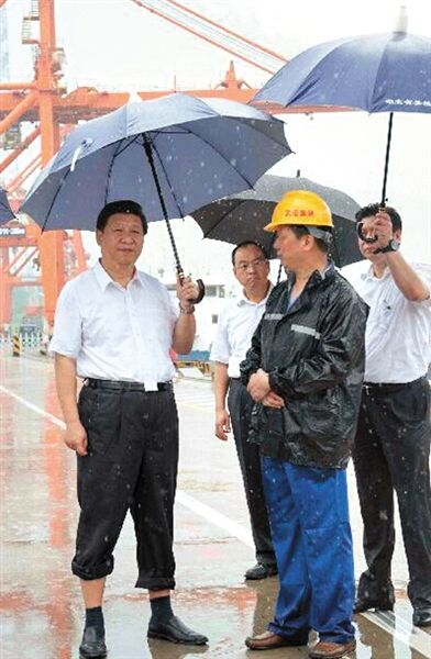 習近平冒雨來到武漢新港陽邏貨櫃港區
