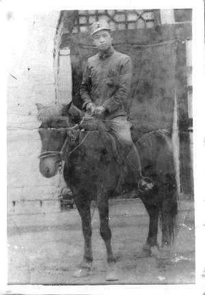 劉昂在陝北時期的騎馬戎裝照