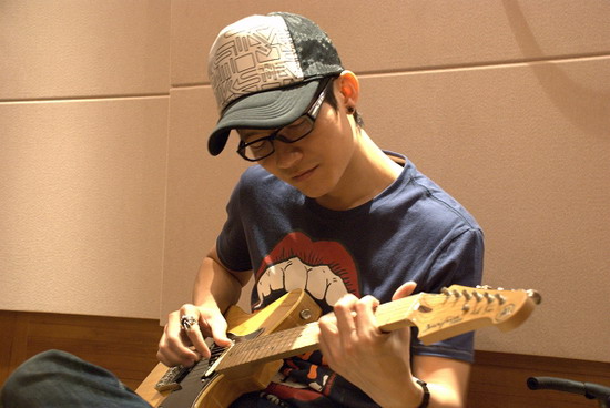 陳楚生彈吉他