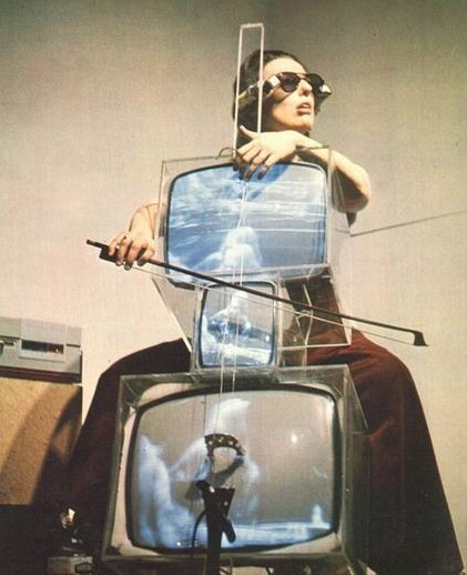 《活雕塑的電視乳罩》又稱《電視大提琴》