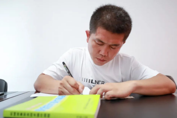 李旭(中鐵三局集團電務工程有限公司職工) 李旭(中鐵三局集團電務工程有限公司職工)