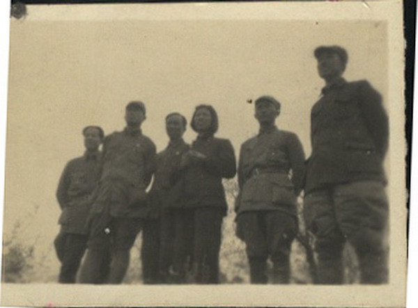 右一為周琳政委與四團班子百團大戰山西前線