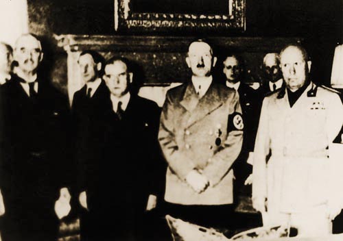 張伯倫（左一）簽署《慕尼黑協定》