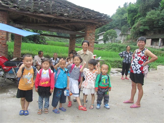 赤溪村的孩子們在上學去的路上