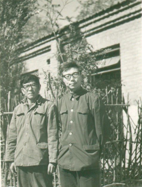 記者張洋（右）與鄭曉丹的哥哥