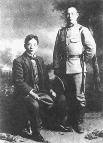 留學日本的黃郛（左）與蔣介石