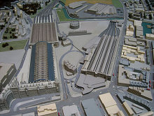 擴建後的聖潘克拉斯車站(左)