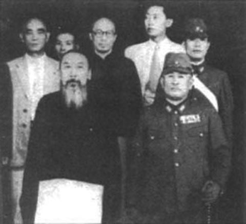1942年王揖唐(前左)在任新民會會長