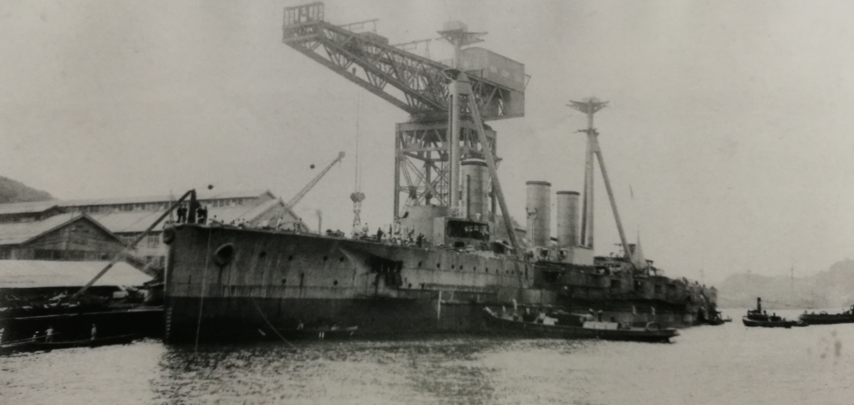 在橫須賀海軍工廠建造中的河內號