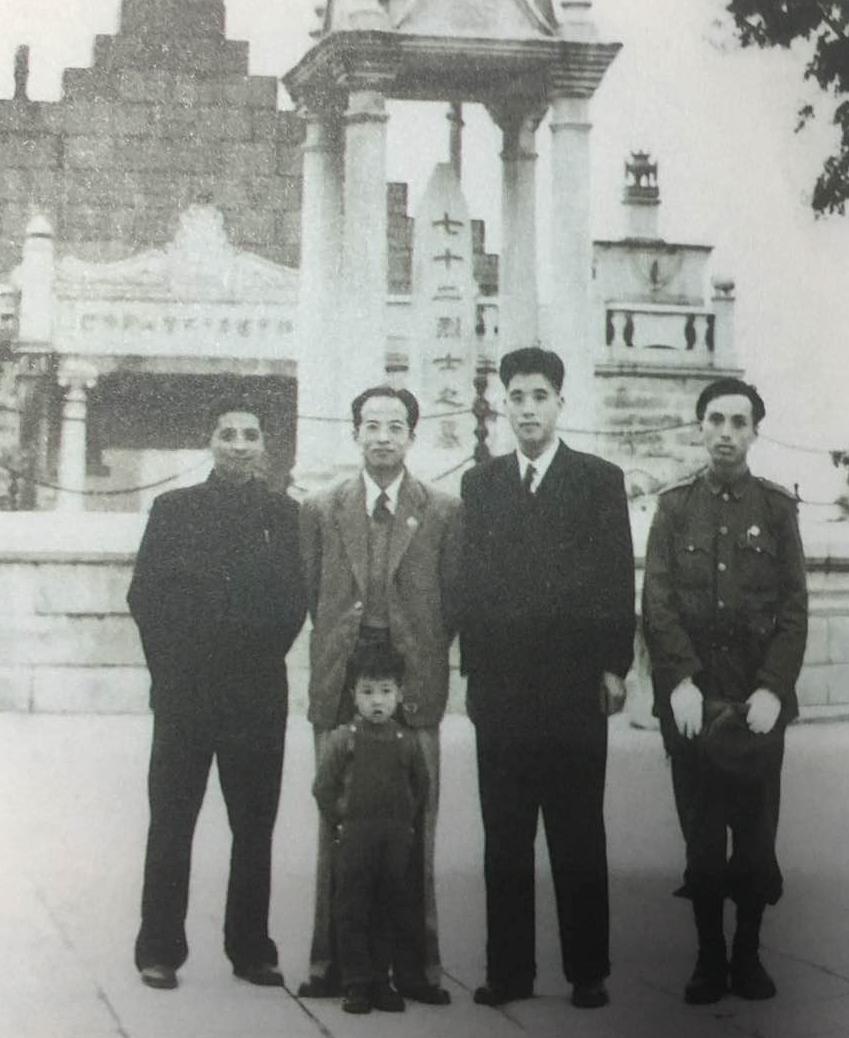 1947年顧偉（左二）向廣州黃花崗七十二烈士致敬