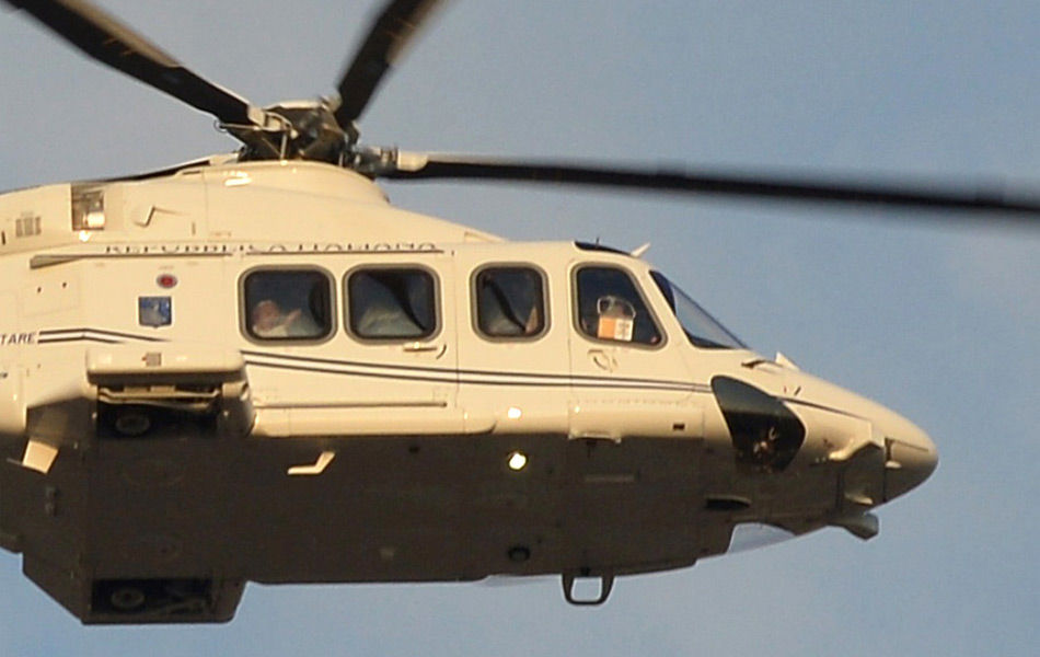 2月28日，本篤十六世乘直升機飛過梵蒂岡。