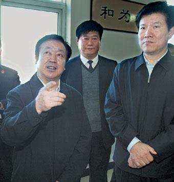 王勝俊(左)在河北省霸州法院勝芳法庭調研