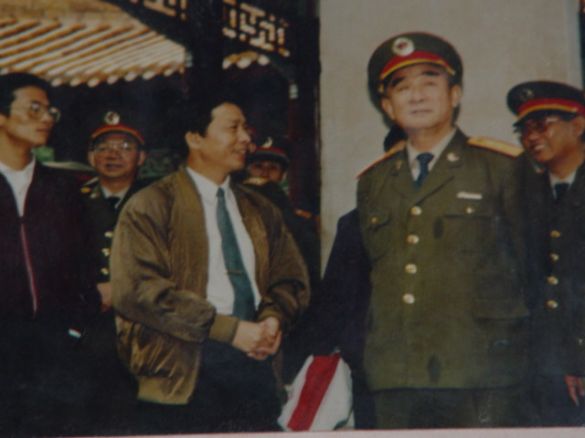 1993年10月國防大學校長朱敦法上將在井岡山