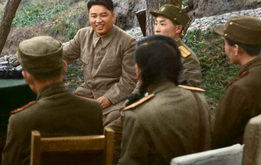 1951年6月，金日成和戰鬥英雄談話