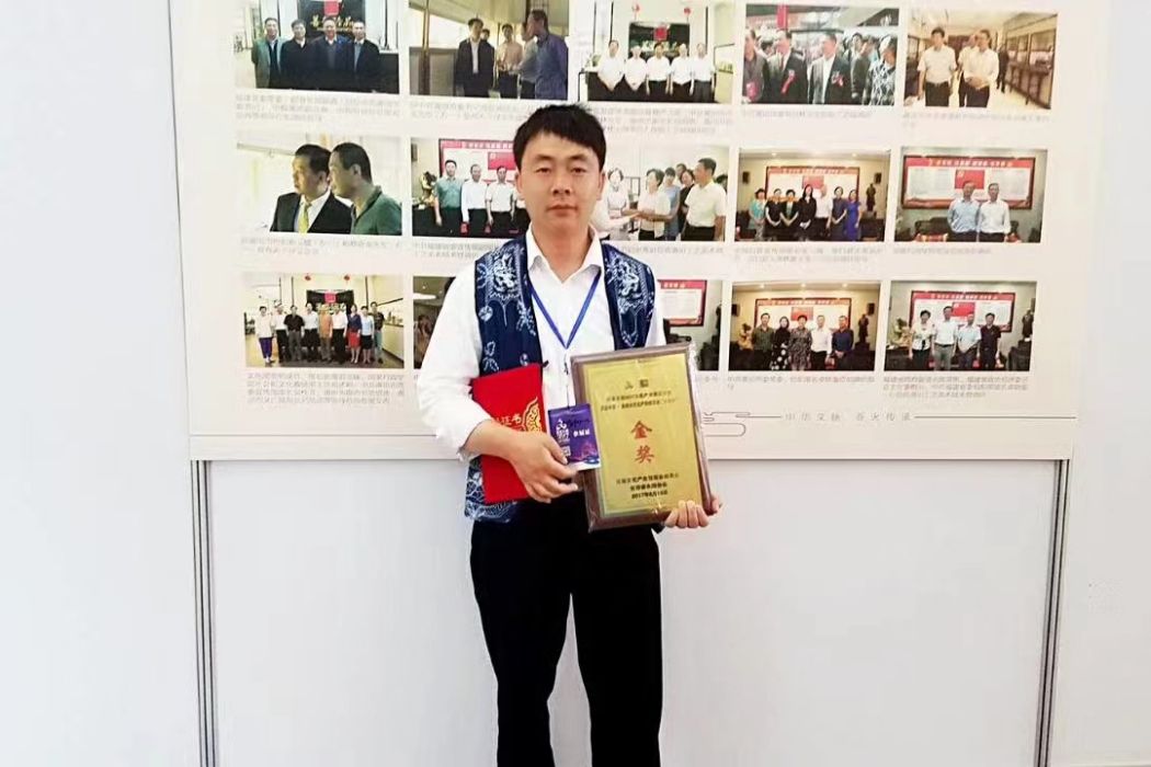 李永泉(雲南省木雕藝術師) 李永泉(雲南省木雕藝術師)