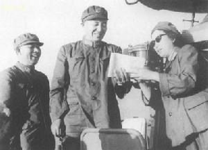 黃朝天(左)陪同羅瑞卿、郝治平視察海軍