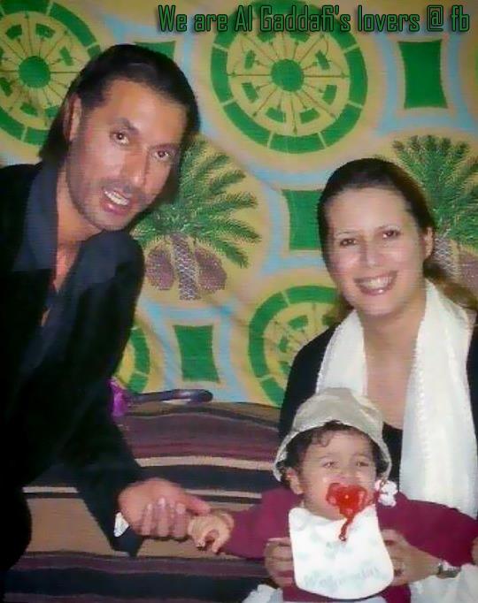 艾莎·卡扎菲(右一)與胞弟穆塔西姆·卡扎菲(左一)最後的家庭合影