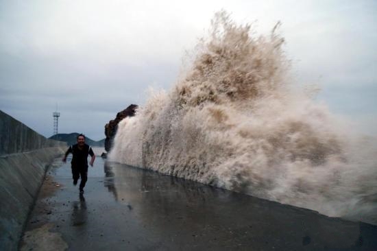 10月4日傍晚，溫嶺市石塘鎮金沙灘海域退去的潮水掀起巨浪