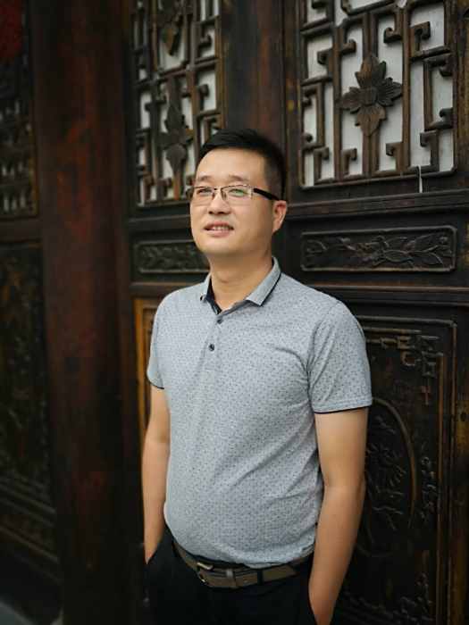劉宗石(中國畫家、策展人,山東藝術學院客座教授) 劉宗石(中國畫家、策展人,山東藝術學院客座教授)