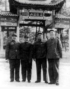 冼恆漢(左2)