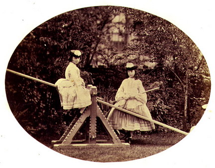 愛麗斯（左）和羅利娜（右）於蹺蹺板