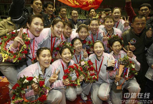 女排聯賽天津奪冠 幸福地捧起冠軍獎盃