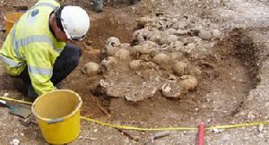 考古隊挖出了45個頭骨