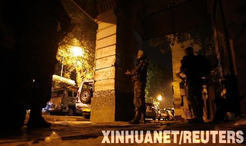 印度軍警在泰姬瑪哈酒店外警戒