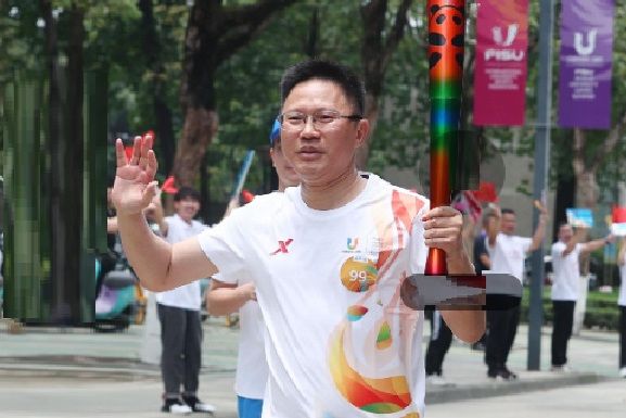 陳清(四川省十四屆人大常委會委員,經濟委副主任,中國石油四川銷售公司總經理、黨委副書記) 陳清(四川省十四屆人大常委會委員,經濟委副主任,中國石油四川銷售公司總經理、黨委副書記)