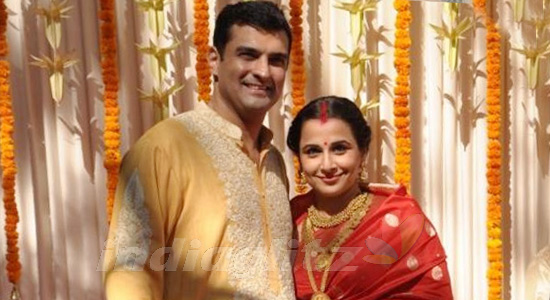Vidya Balan與丈夫在婚禮上