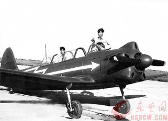 1954年新中國第一架飛機雅克18首飛成功