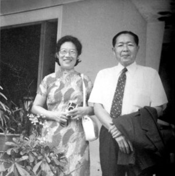 吳德耀與夫人薛瑛於南洋大學教職員宿舍合影